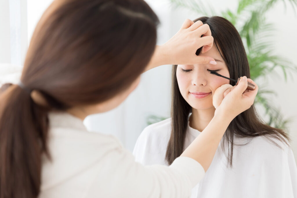 ヘアメイクする女性