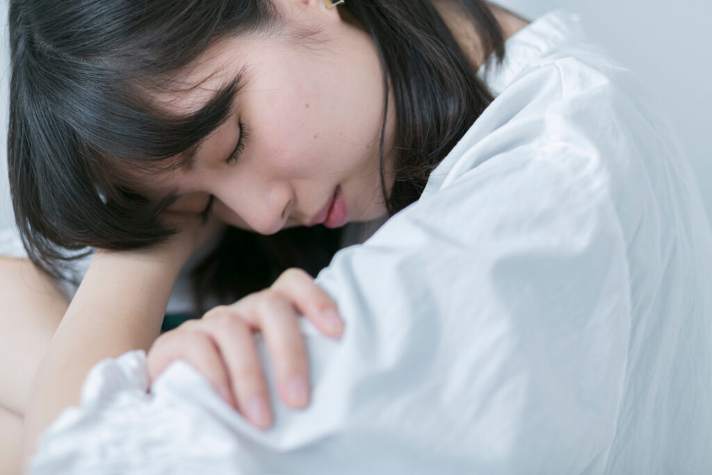 膝を抱える女性