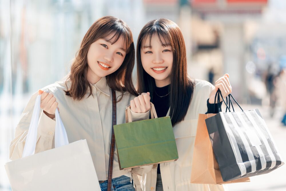 買い物する二人の女性