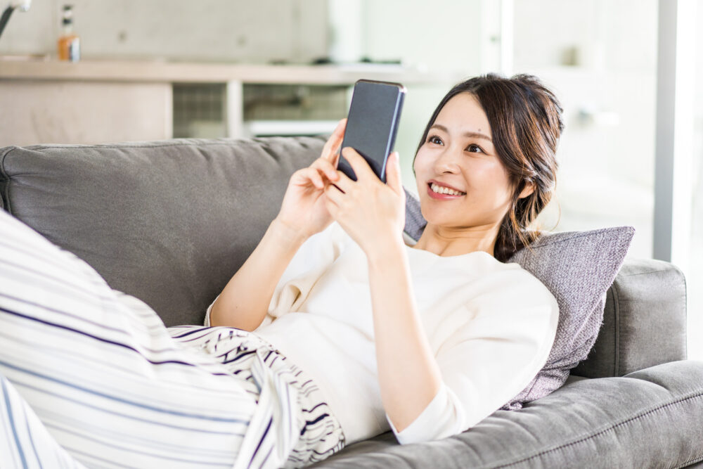 スマホを見る若い女性