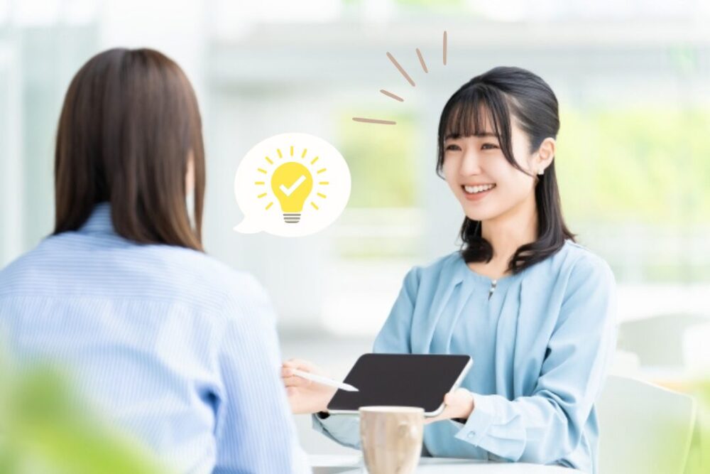 アドバイスするスタッフ