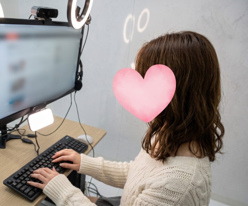 PC操作するAKARI